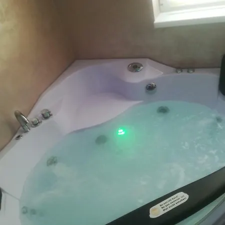 Jacuzzi 招待所 3*